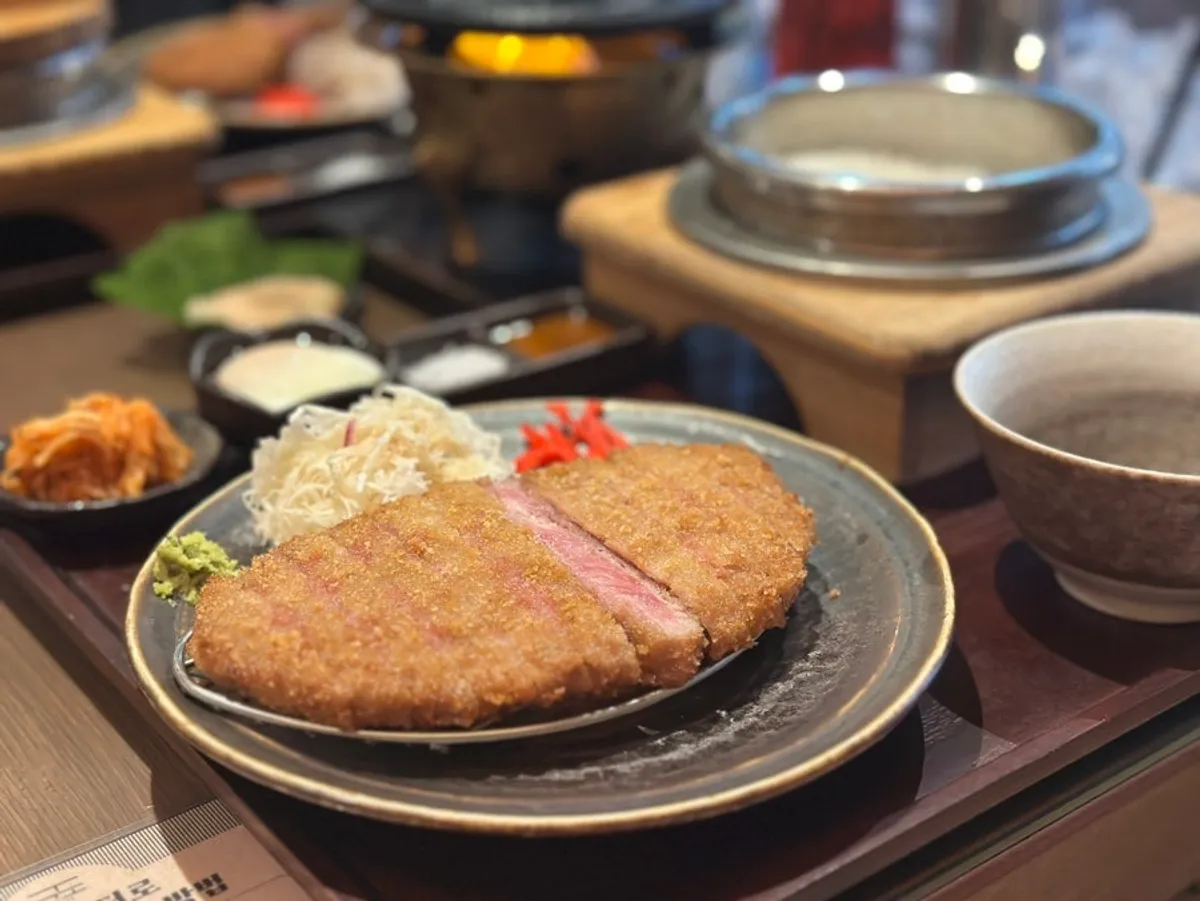 규카츠와 솥밥이 차려진 정식 상차림