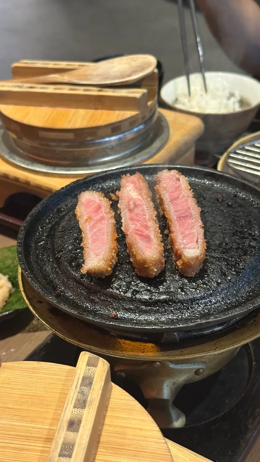 화로에 구워 먹는 규카츠와 곁들임