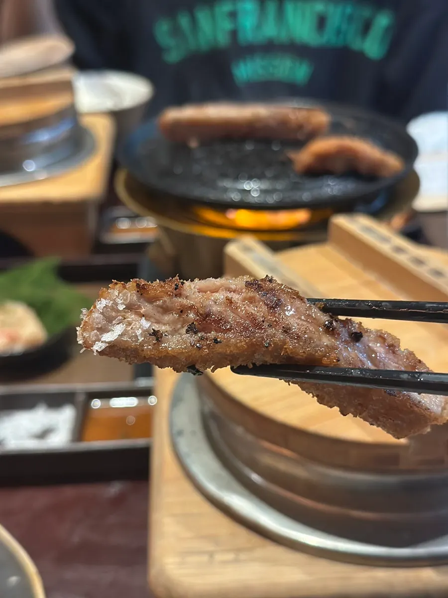 와사비와 소스를 곁들인 규카츠