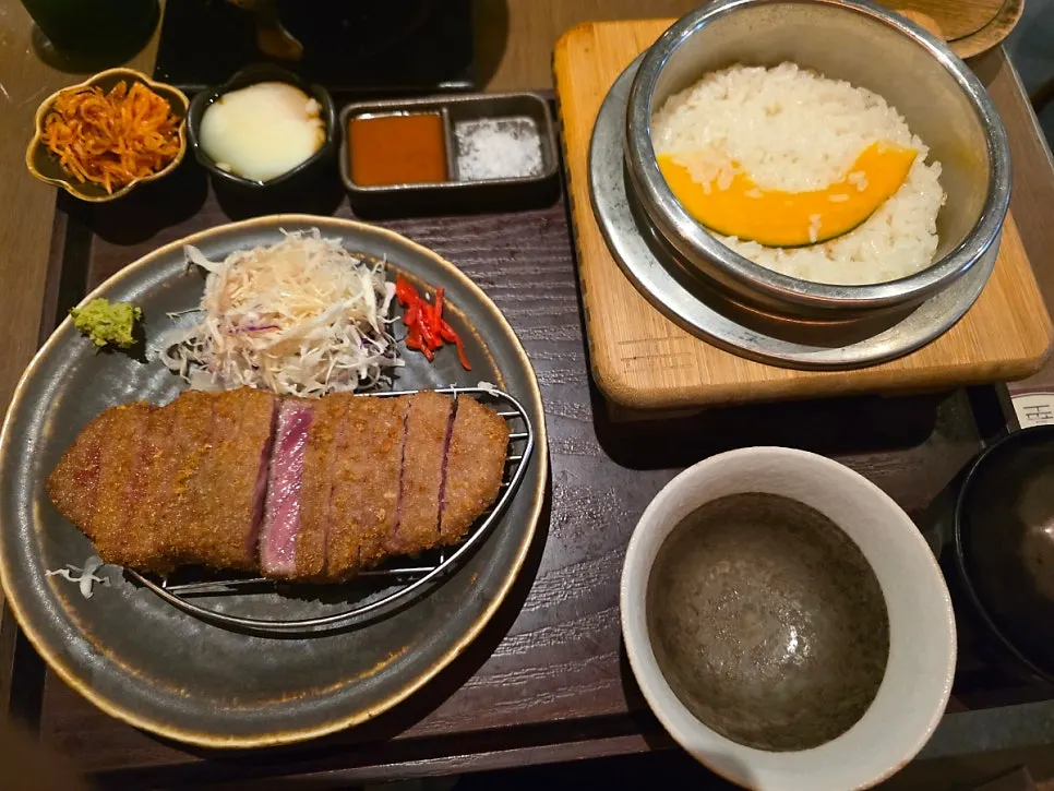 규카츠 2인 세트와 유리병 음료
