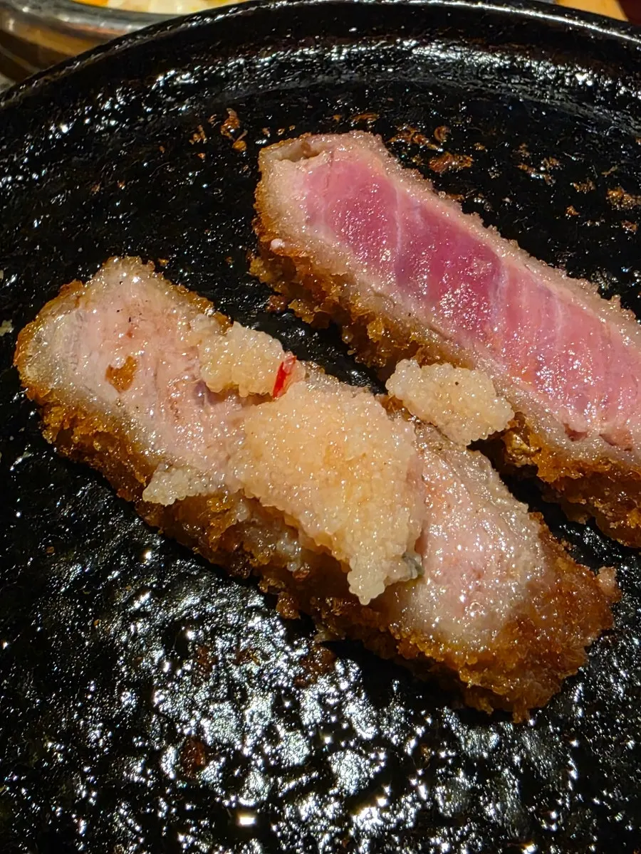 수제 소스와 곁들임 반찬 사진