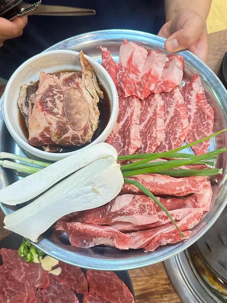 마포역 우시장회관 소고기 구이 장면