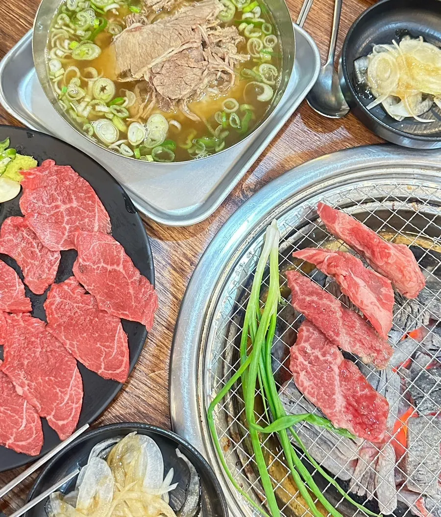우시장회관 소고기와 육사시미 구성