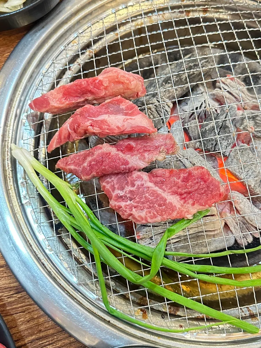 불판에 올린 갈비살 세 가지 부위