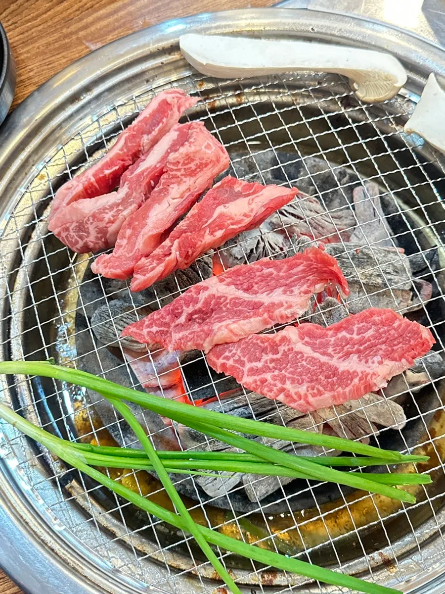 구워지는 우시장회관 갈비살