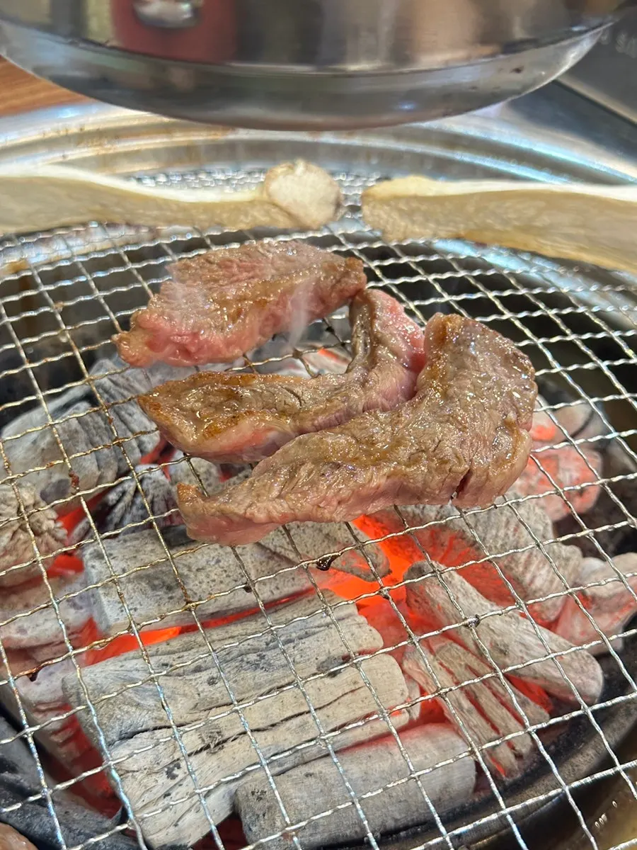 길쭉하게 썰린 소고기 구이