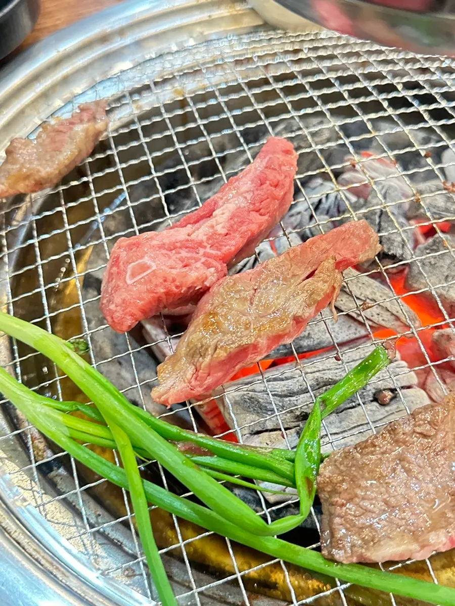 핏기 남게 구운 소고기 한 점