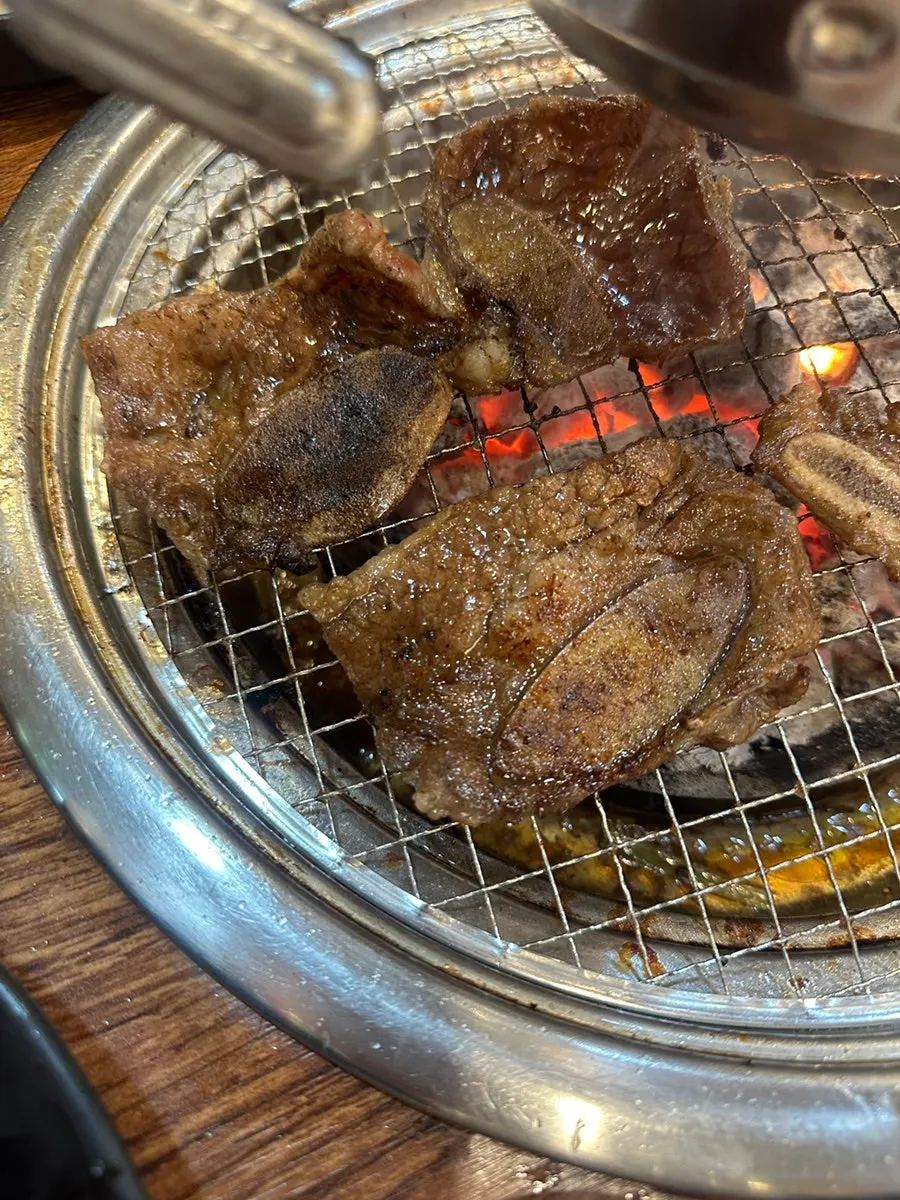 불판에서 익어가는 양념 LA갈비