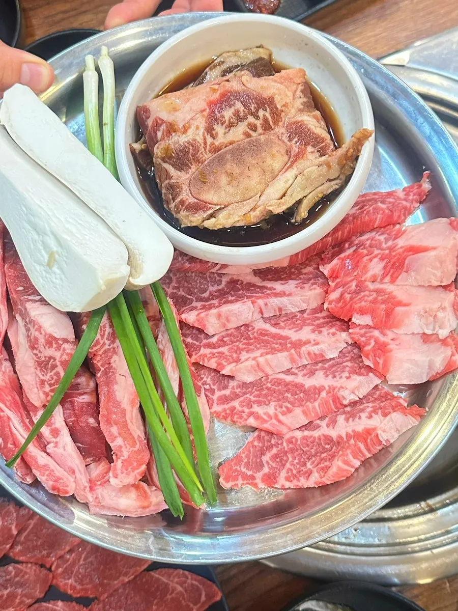 세 가지 부위를 함께 구운 불판