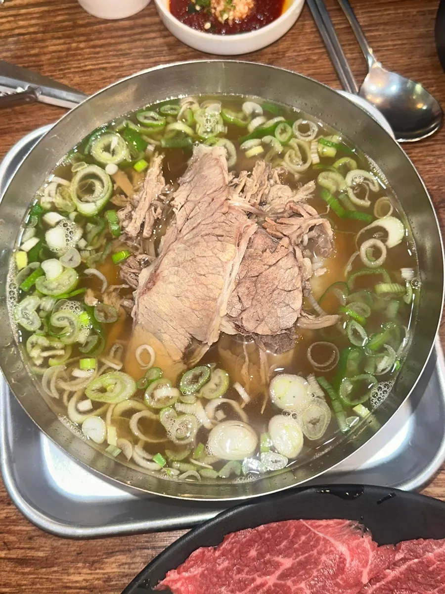 건더기 든든한 맑은 국밥 한 그릇