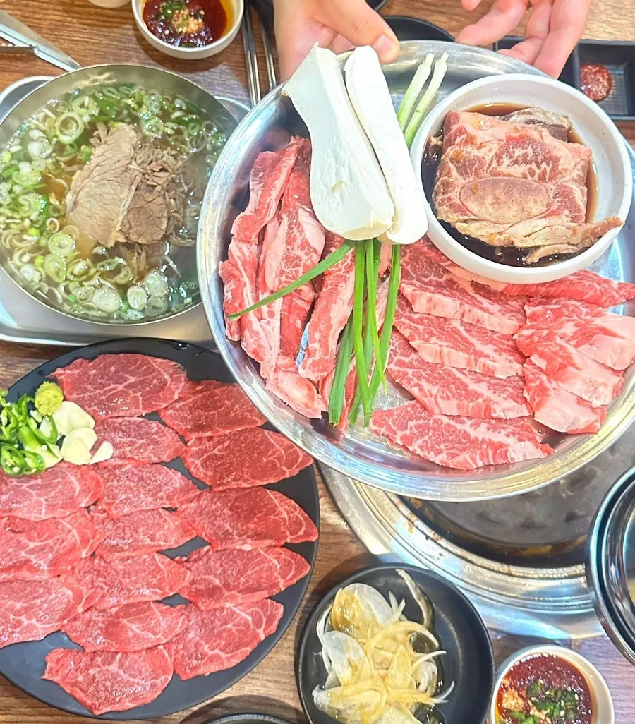 고기와 국밥까지 차려진 저녁 상