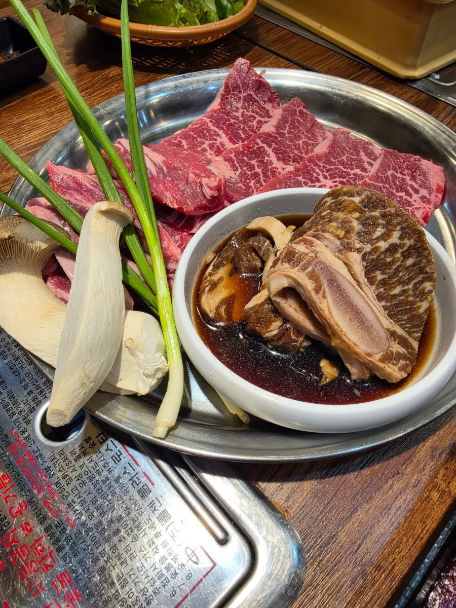 우시장회관 메뉴와 테이블 구성