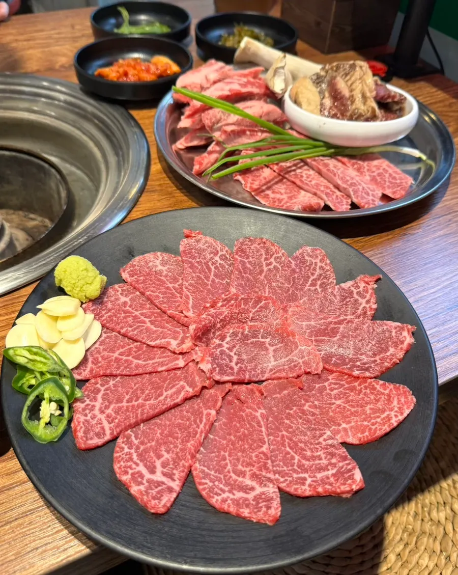 강원도 한우 1++ 꾸릿살 육사시미 접시