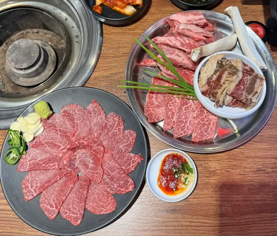 우시장회관 고기 굽는 테이블 풍경