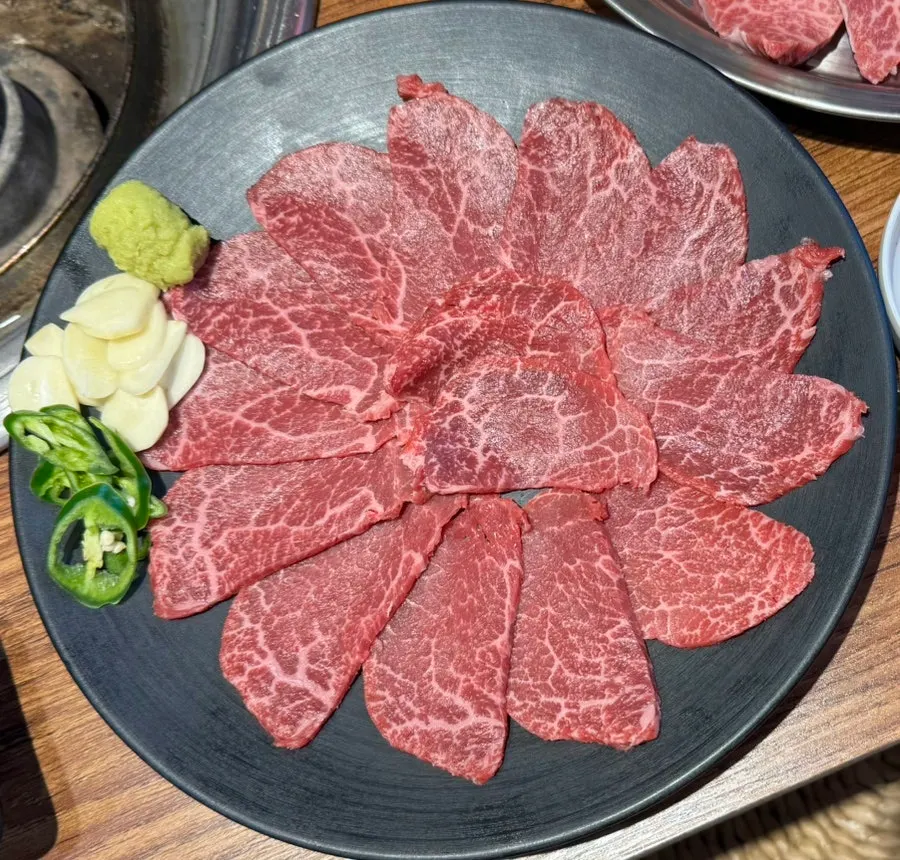 다 구운 갈비살과 반찬 상차림