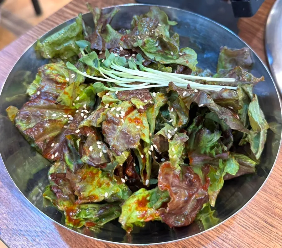 국밥과 구운 고기 함께 차린 한 상