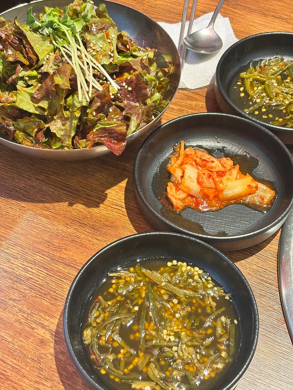 Seasoned lettuce salad that got refilled