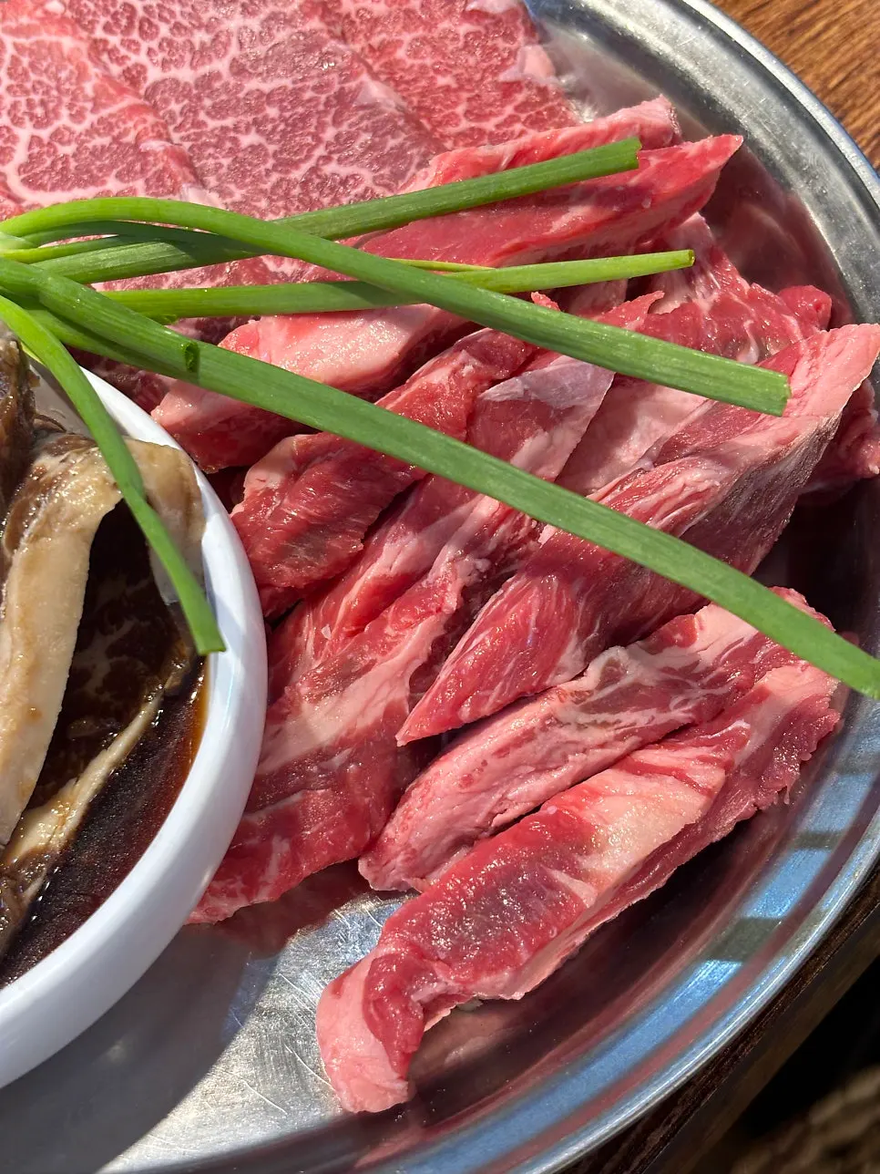 Assorted beef served with mushrooms and green onions