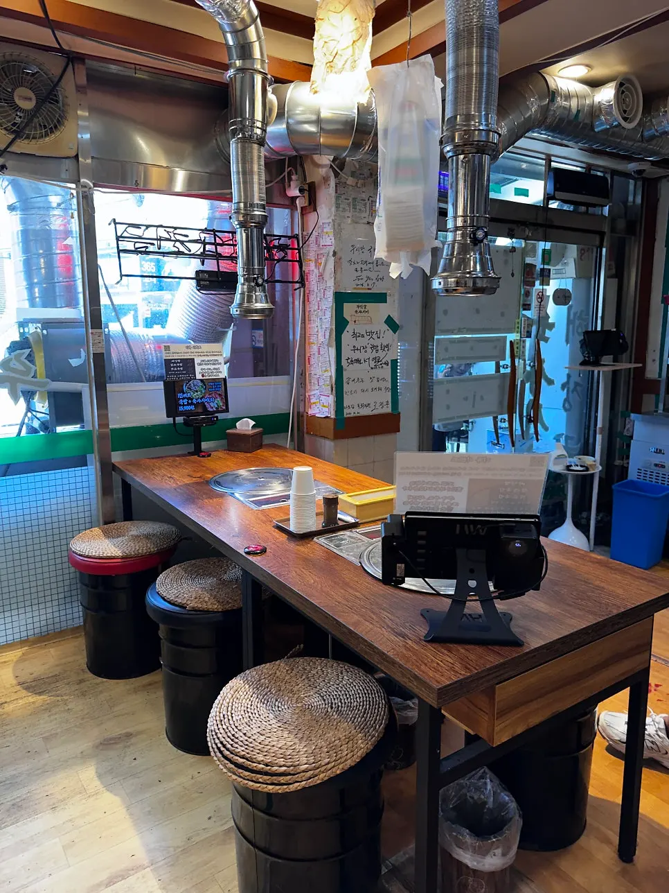 Interior seating at the 50-seat Usijang Hoegwan