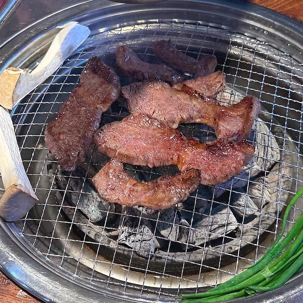 700g beef platter with jingalbisal, seasoned LA galbi, and galbisal
