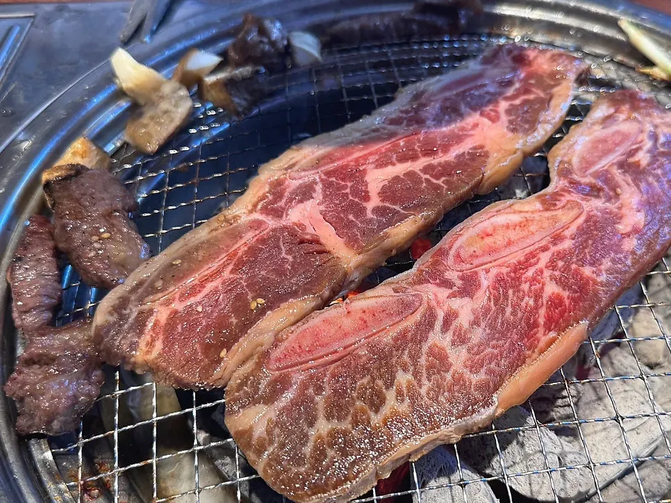 Grilled beef eaten with wrap greens