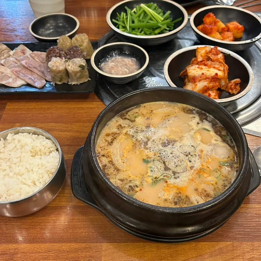 A bowl of Bosseung Hoegwan's pork neck suyuk gukbap