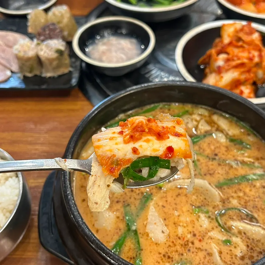 Broth and ingredients of the pork neck suyuk gukbap