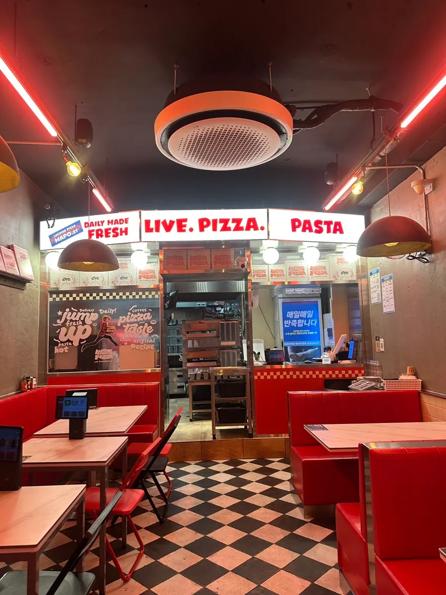 Entrance view of Raccoon Pizza Mapo Station branch