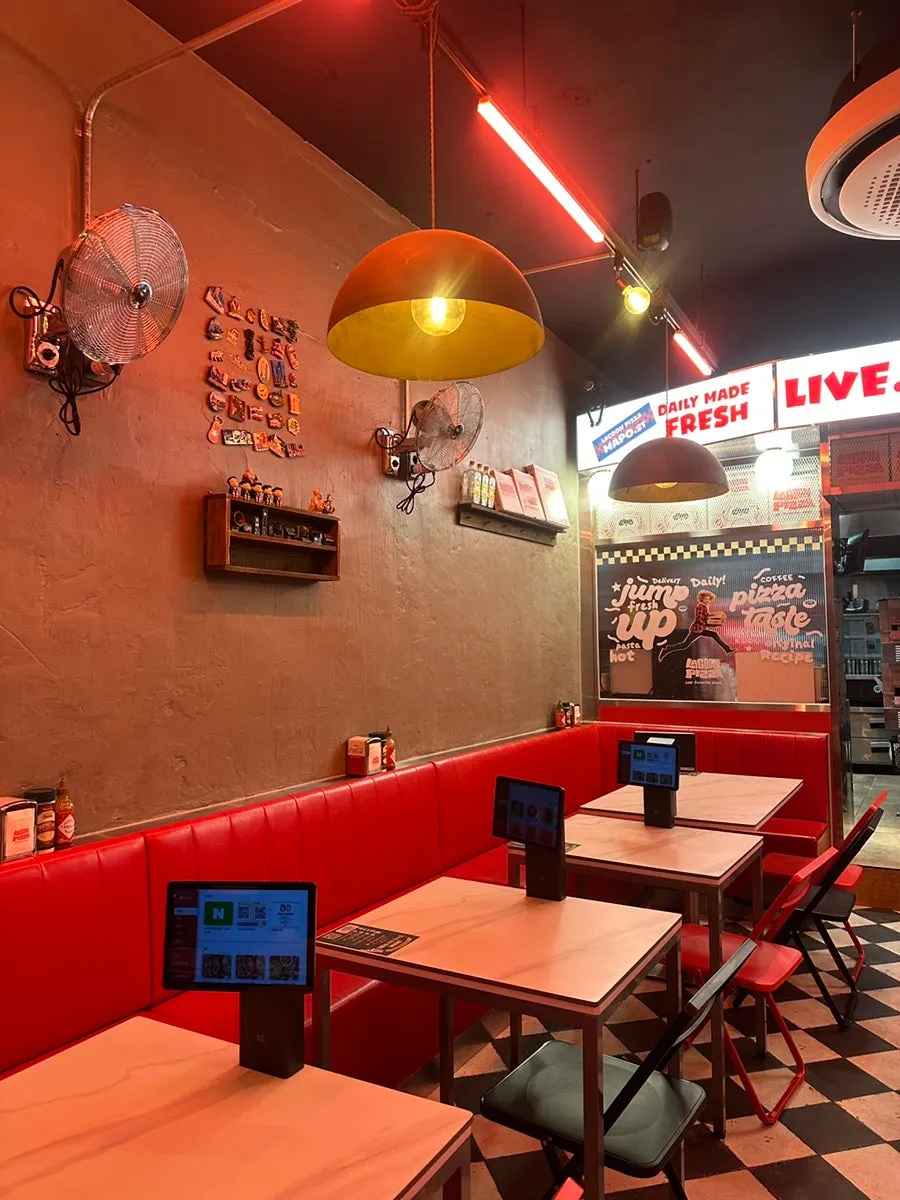 Casual interior of Raccoon Pizza Mapo Station branch