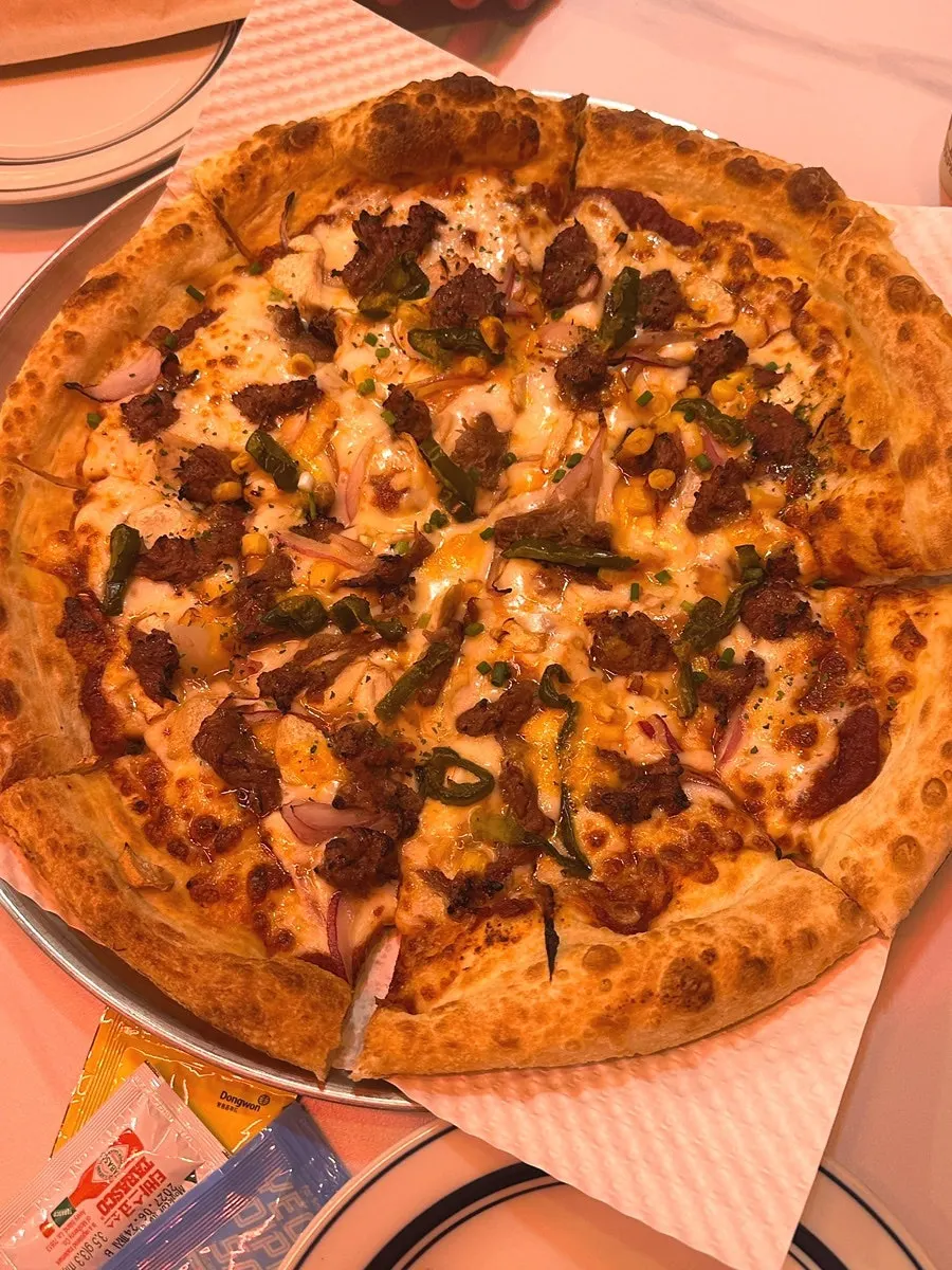 Close-up of the cheese-topped Bulgogi Premium pizza