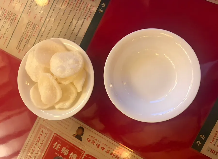 세 가지 메뉴를 함께 차린 테이블