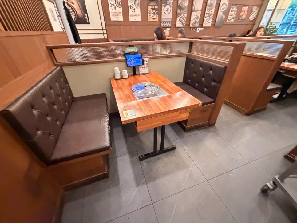 Separated solo-dining seats