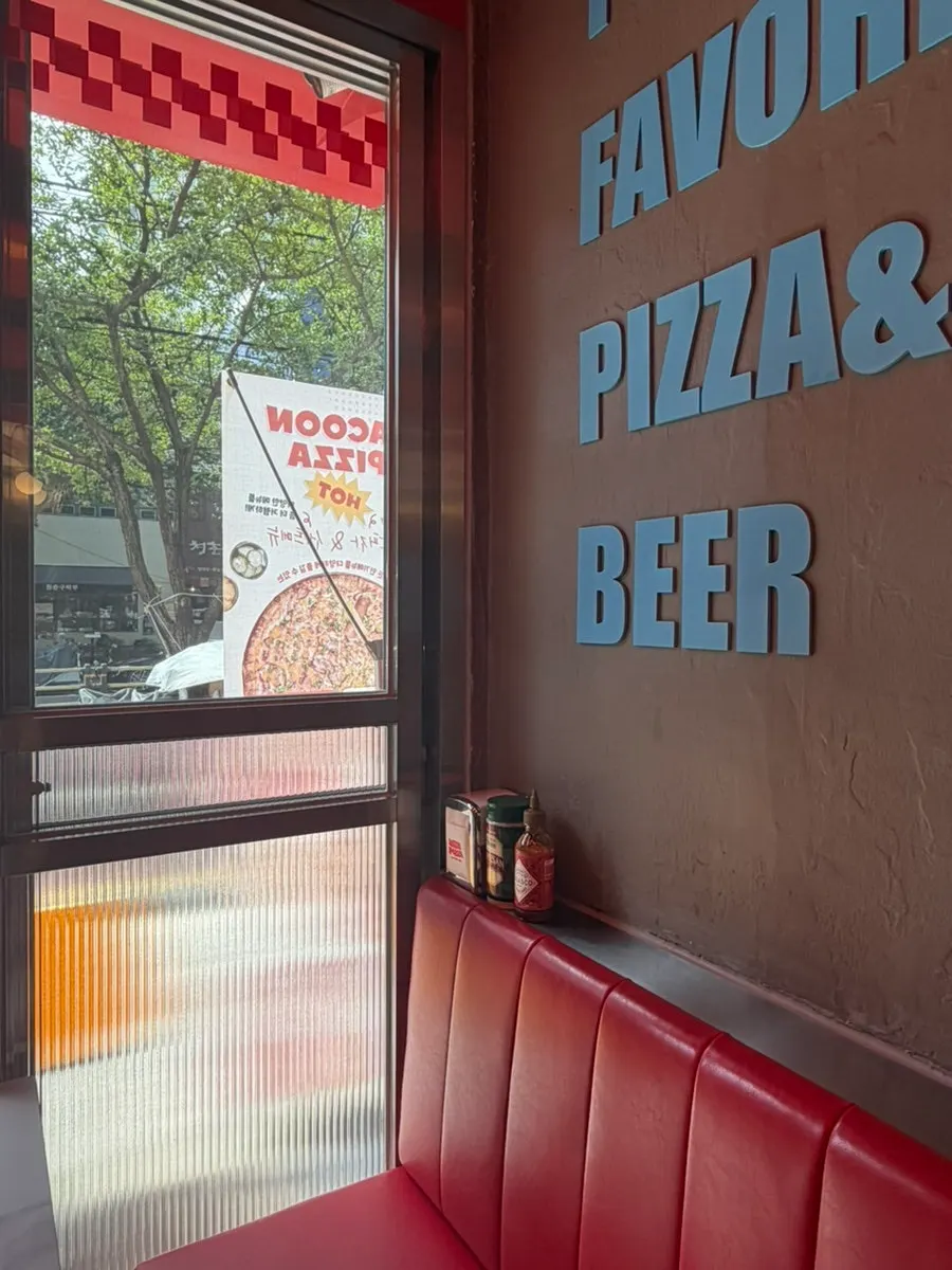 Window-side table at Raccoon Pizza Mapo Station branch