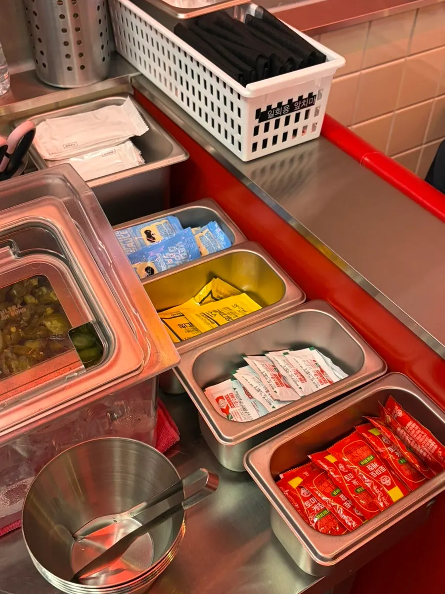 Neatly maintained salad bar