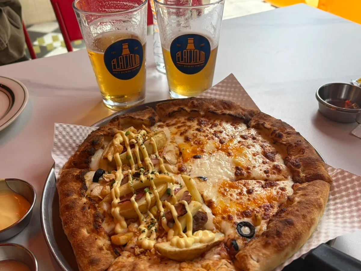 Half-and-half Raccoon cheese waterfall pizza and potato pizza