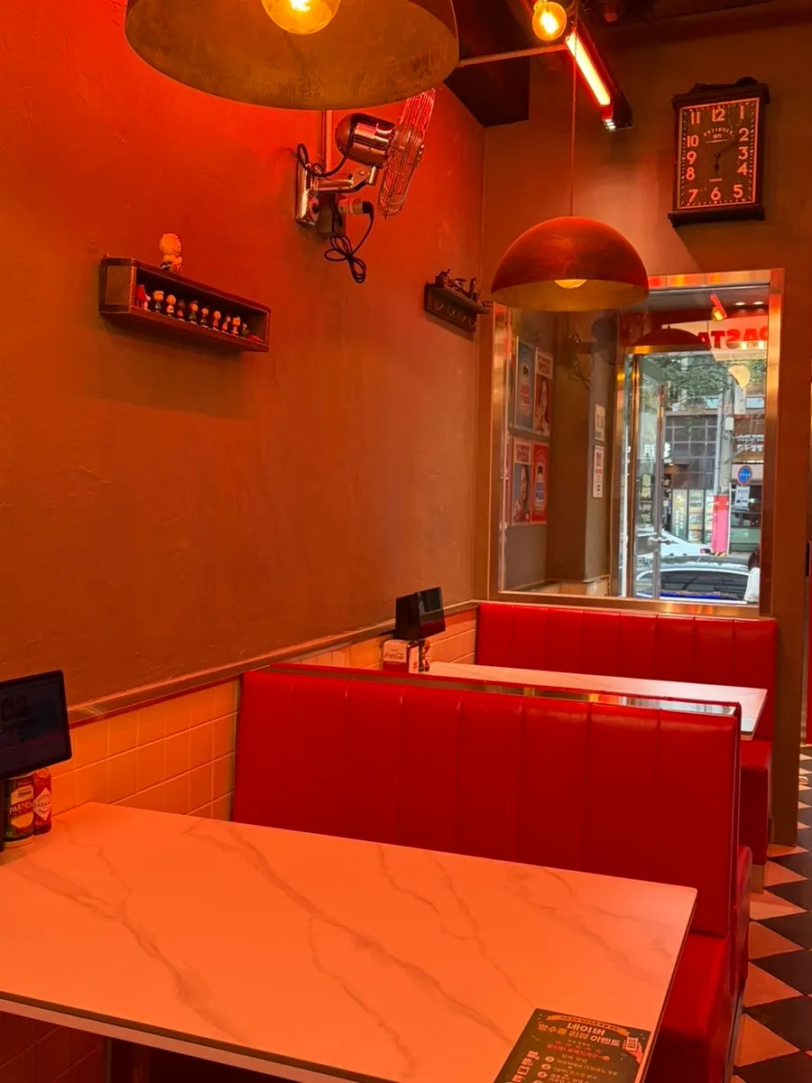 Interior view of Raccoon Pizza Mapo Station branch