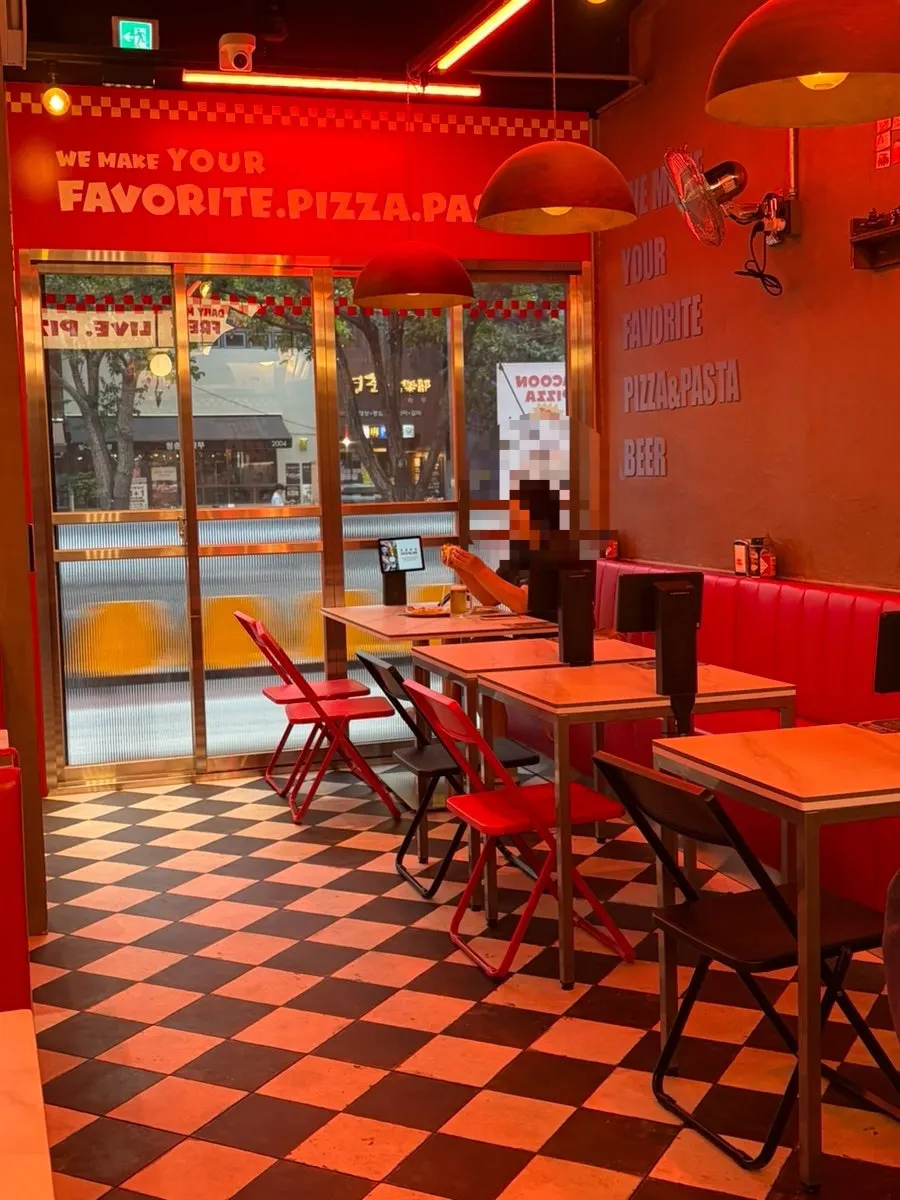 Interior with 4-person and 2-person tables