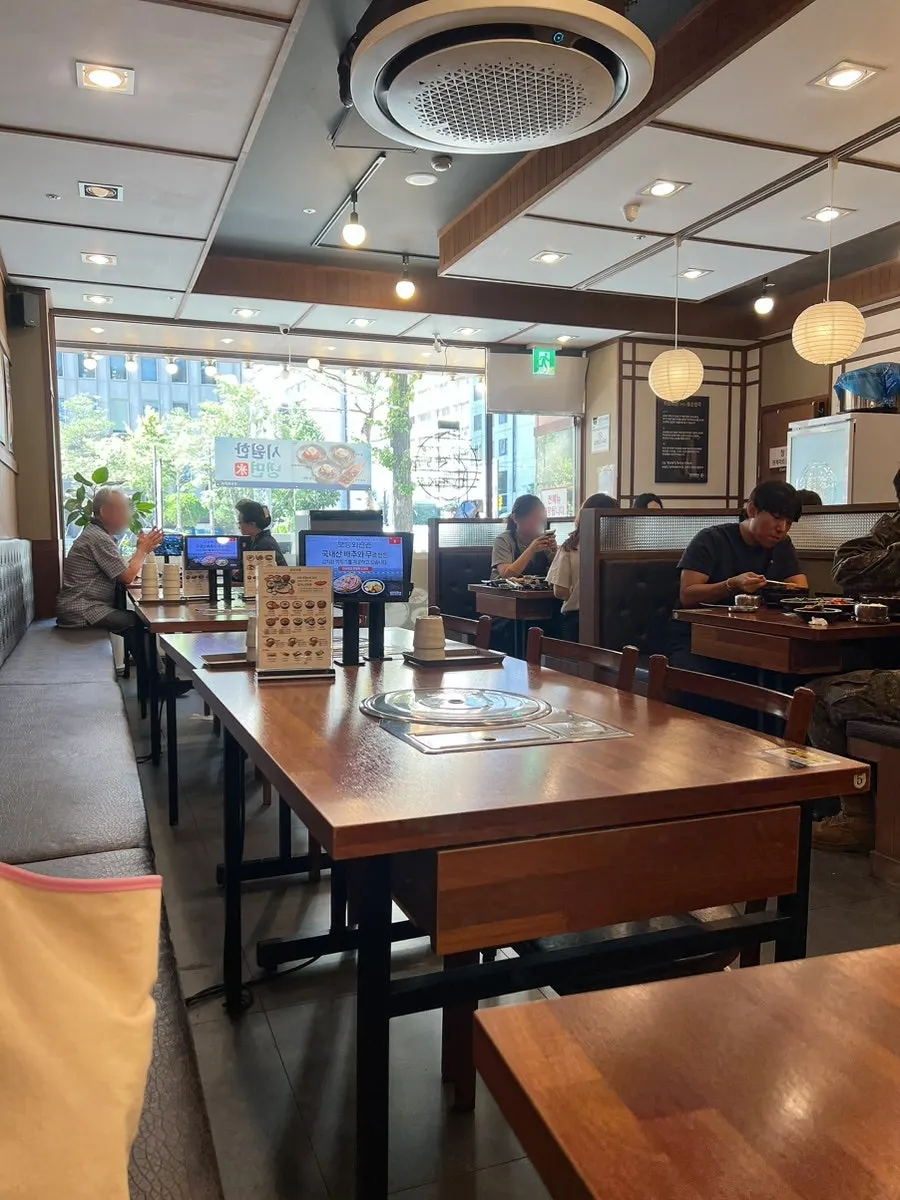 Interior of Bosseung Hoegwan Mapo Branch after the lunch rush
