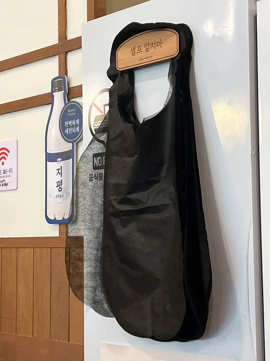 Disposable apron prepared at the table of the gukbap restaurant