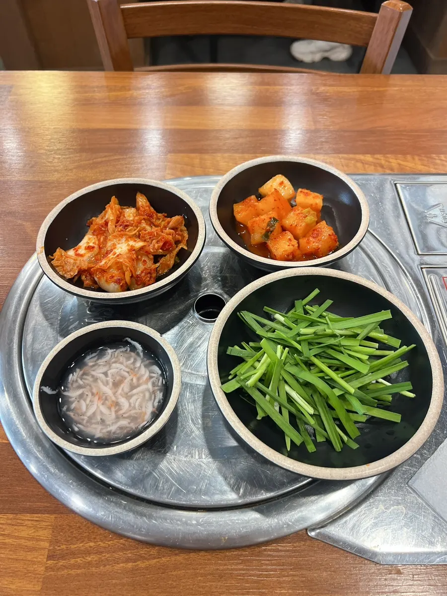 Basic side dishes: kimchi, kkakdugi, salted shrimp, and chives