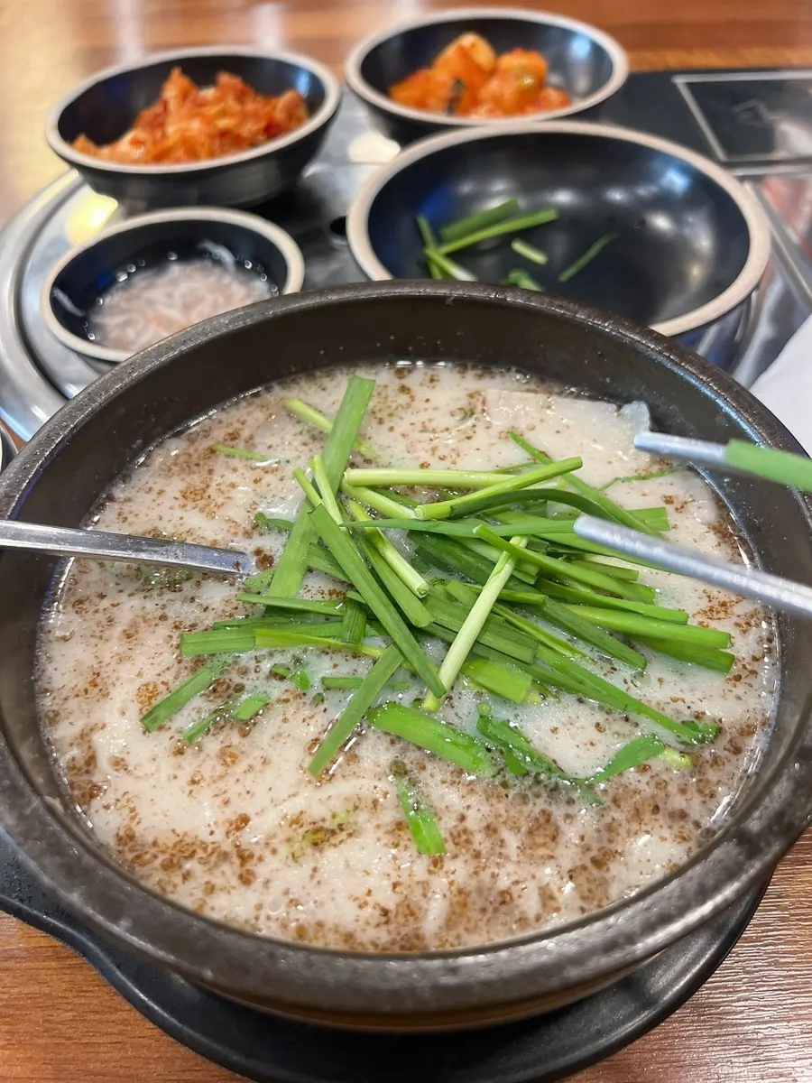 Full spread with the hangjeong-suyuk gukbap on the table