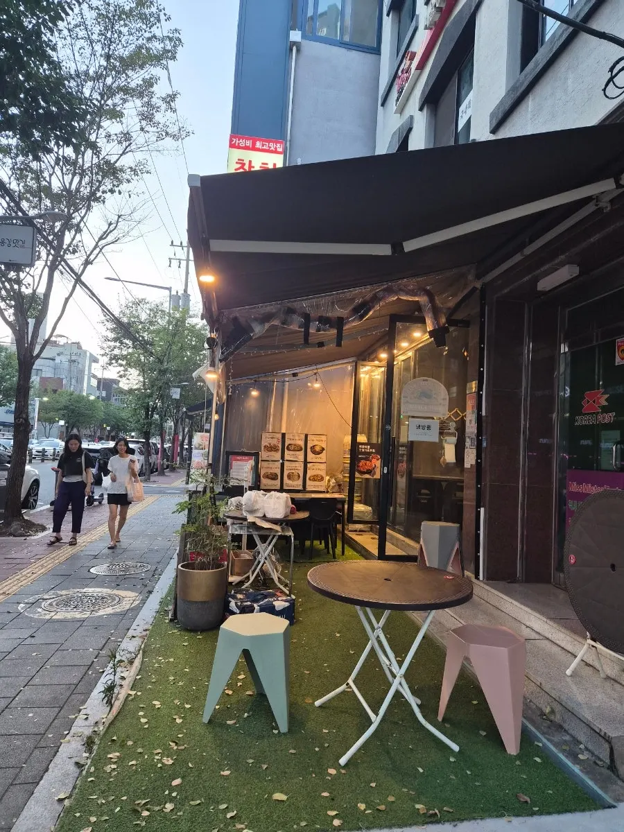 Outdoor tables in front of Hwakkeunne Ojingyang