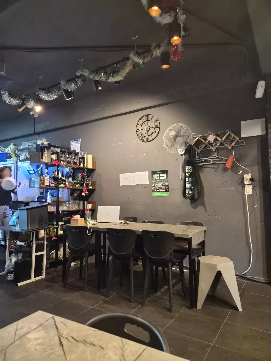 View of the indoor seating at Hwakkeunne Ojingyang