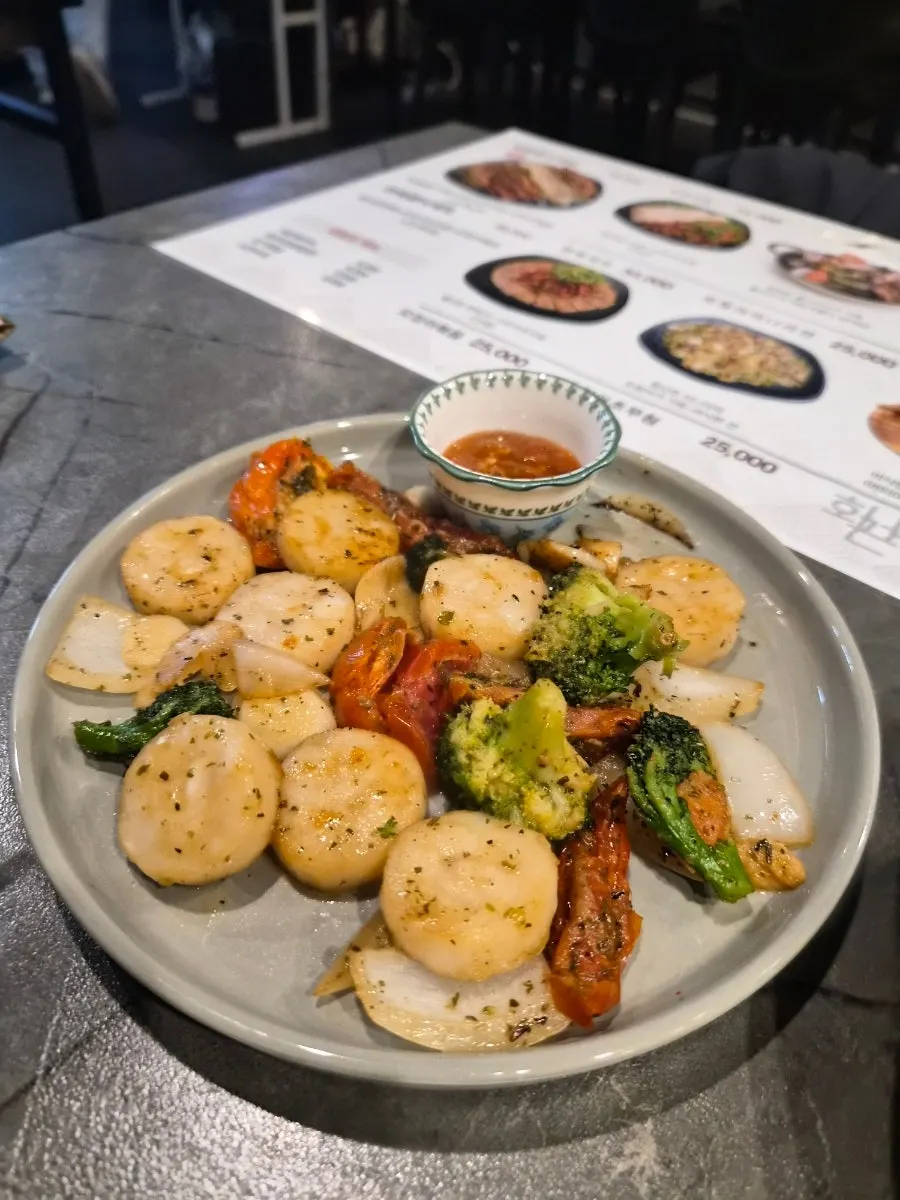 Butter-grilled scallops with broccoli and tomato