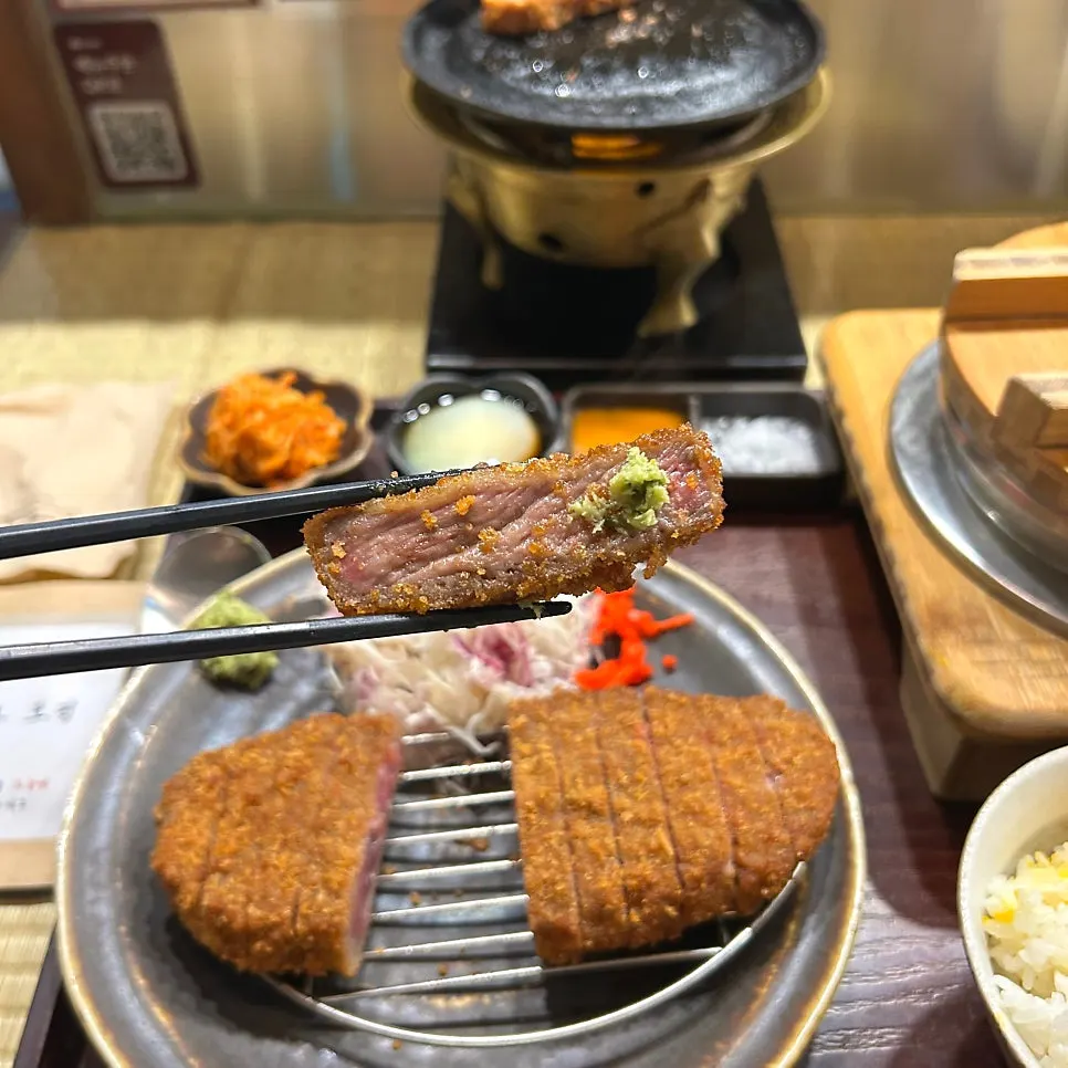 화로에서 구워지는 규카츠 조각