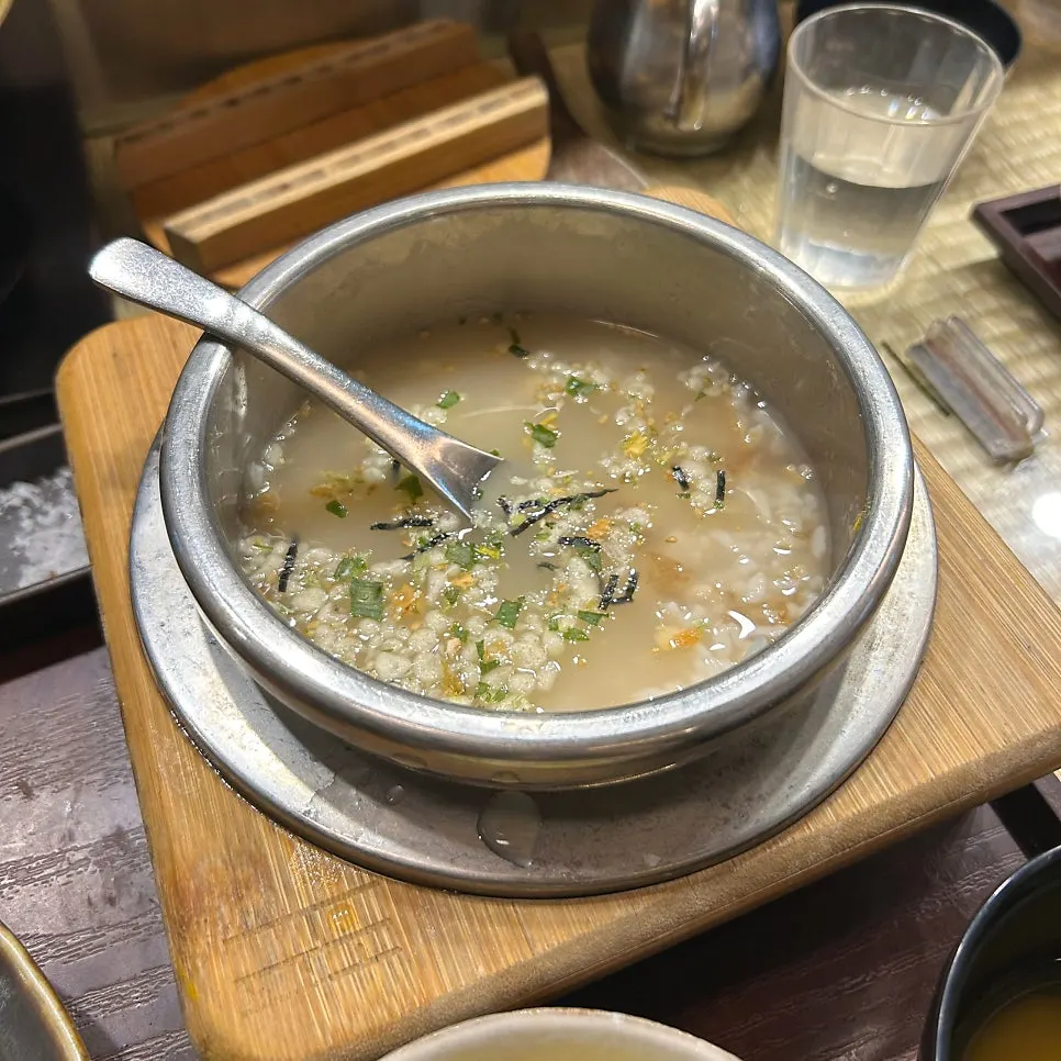 김과 후레이크 토핑을 넣은 오차즈케