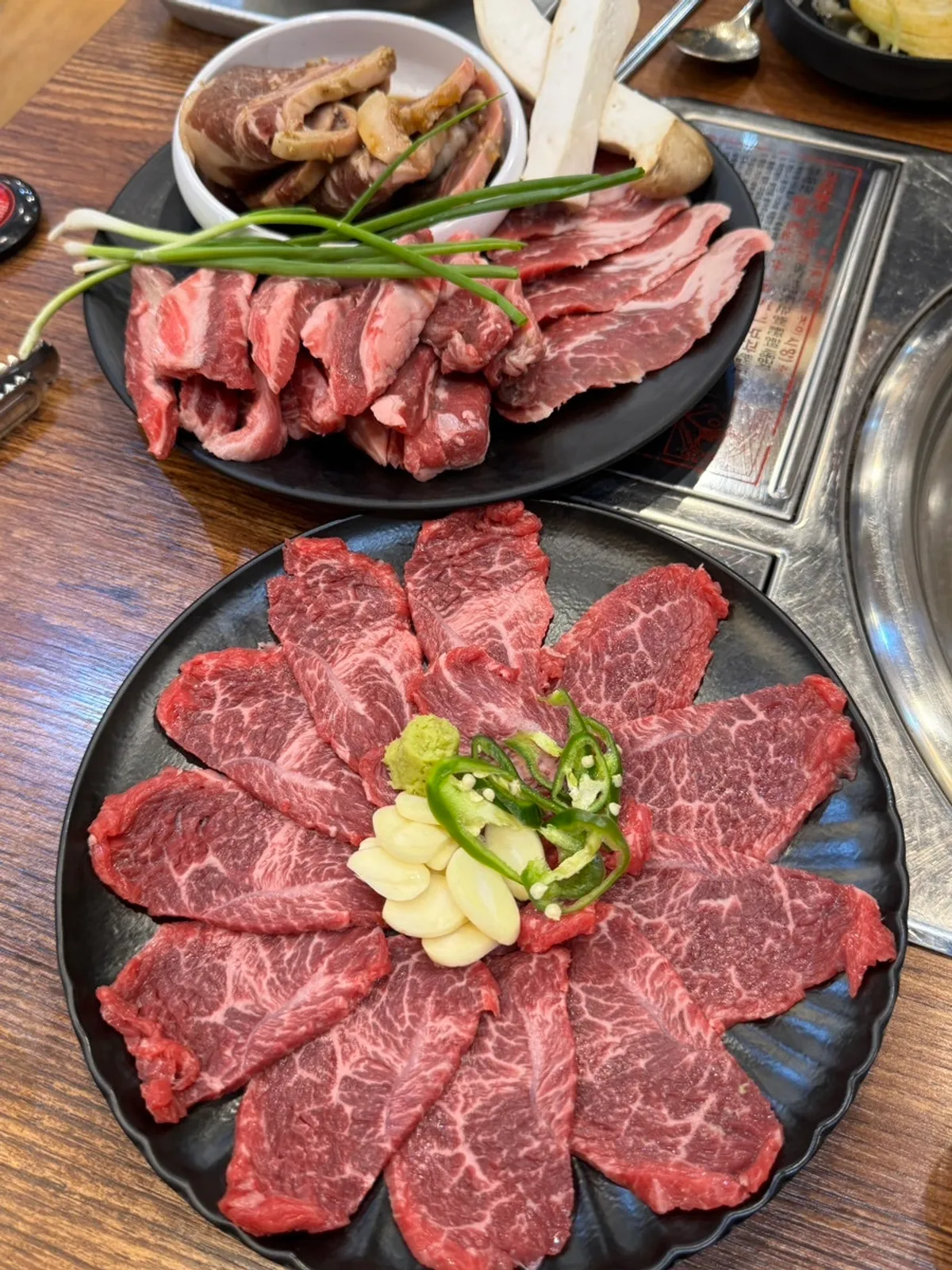 Spicy gukbap with knee cartilage and assorted meat