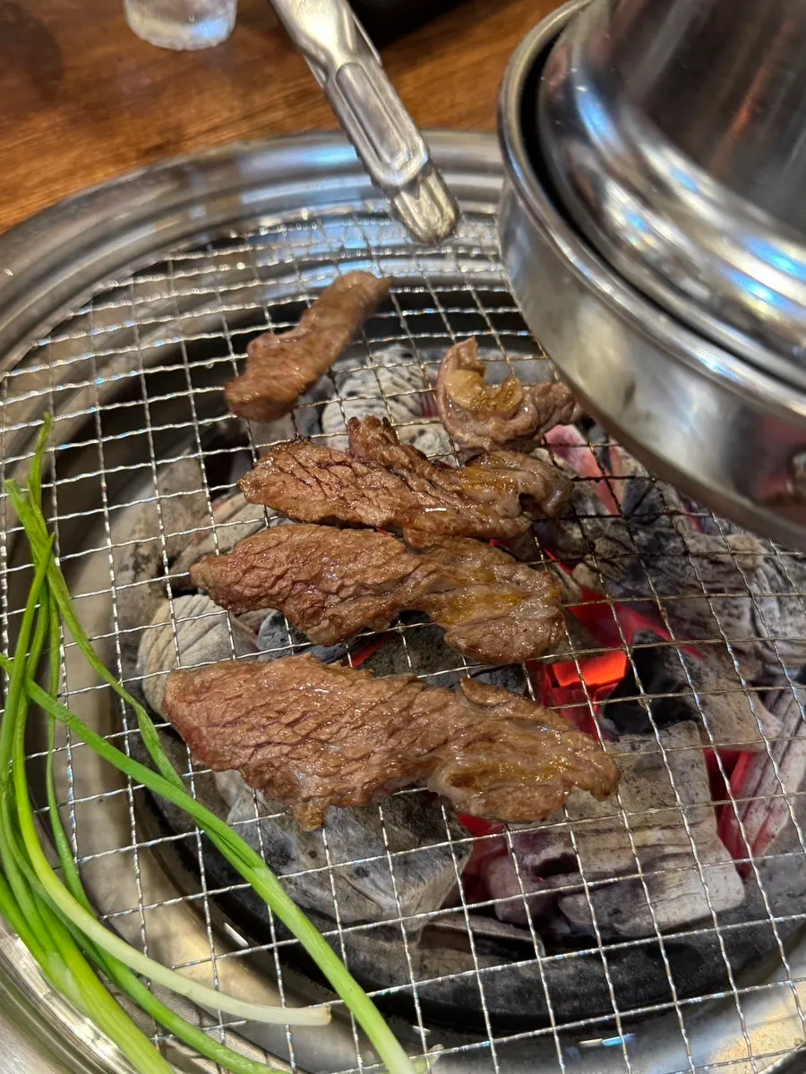 Jinkkorbisal grilling with juices bubbling up