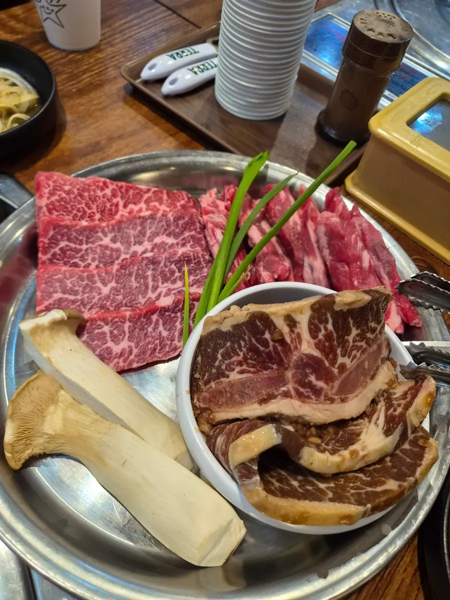 진갈비살 양념 LA갈비 갈비살이 담긴 3인 세트 접시