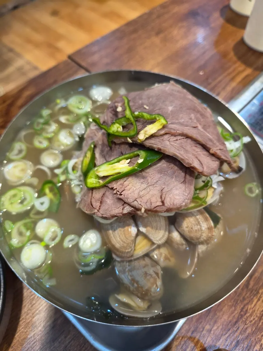 소고기 세트와 곁들임 반찬이 놓인 테이블